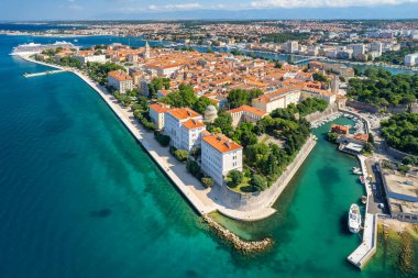 Hırvatistan 'ın Dalmaçya bölgesindeki Zadar kasabasının hava manzarası. Güneşli yaz gününde güzel Zadar şehir manzarası. Zadar Kasabası 'nın tarihi merkezi. UNESCOs 'un Dünya Mirası Alanı