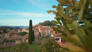 İspanya 'nın Katalonya bölgesindeki Akdeniz kıyısındaki Costa Brava kıyısındaki Picturesque Begur kasabası. Bir ortaçağ şatosu, Katalan kilisesi ve tarihi binalarla Begur şehir manzarasının görüntüleri ortaya çıkıyor.