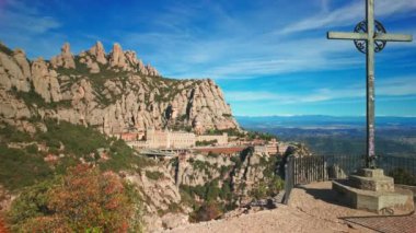 Montserrat Dağı Barcelona, Katalonya, İspanya 'da Santa Maria de Montserrat manastırı ile. Creu de Sant Miquel Manastırı 'nın ünlü manzarası, Saint Benedict Tarikatı manastırı.. 