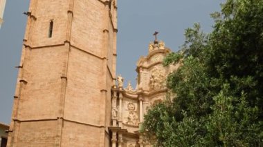 Valencia, İspanya 'daki Valencia Katedrali' nin güzel yüzü. Steadicam, Catedral de Valencia kilisesinin güneşli bir günde çekilmiş görüntülerini yayınlıyor. Popüler turizm merkezi