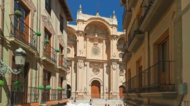 Granada, İspanya 'daki Granada Katedrali' nin güzel yüzü. Güneşli bir günde şehrin eski bir kasabasındaki Catedral de Granada kilisesinin yavaş çekim görüntüleri. Popüler turizm merkezi