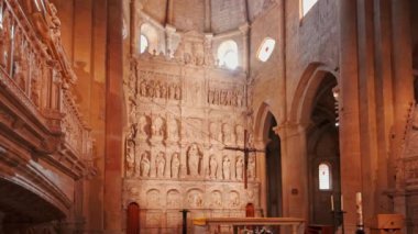 Poblet, İspanya - 4 Nisan 2024: Katalonya, İspanya 'daki Santa Maria de Poblet Kraliyet Manastırı' ndaki ortaçağ sunağının içi. Yavaş sabit görüntü