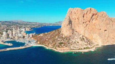 Calp kasabasının havadan görünüşü, Alicante, İspanya. Costa Blanca Akdeniz kıyısı. Calpe şehri ve Penon de Ifac doğal parkı ikonik bir kayayla.