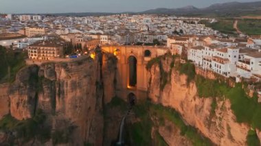 Ronda, İspanya. Ronda Ortaçağ kasabasındaki Guadalevin Nehri üzerindeki Yeni Köprü 'nün gece görüşü, Endülüs, İspanya. Alacakaranlıktaki eski Ronda kasabası manzarası