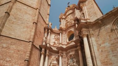 Valencia, İspanya 'daki Valencia Katedrali' nin güzel yüzü. Steadicam, Catedral de Valencia kilisesinin güneşli bir günde çekilmiş görüntülerini yayınlıyor. Popüler turizm merkezi