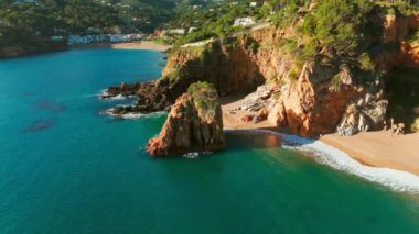 İnanılmaz Costa Brava kıyıları İspanya 'da Akdeniz boyunca uzanır. İspanya 'nın Katalonya kentindeki Begur kasabası yakınlarındaki ikonik kayasıyla Platja de Illa Roja' nın hava manzarası. İspanya 'da güzel bir seyahat yeri
