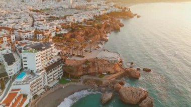 İspanya 'nın Endülüs kentinde gün doğumunda Costa del Sol Akdeniz kıyısındaki Nerja tatil beldesi Balcon de Europa' nın hava manzarası. 
