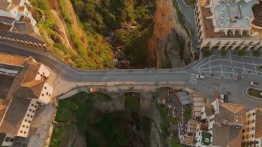 Ronda, İspanya. Günbatımında, İspanya, Endülüs 'te Ronda' daki Guadalevin Nehri üzerindeki Yeni Köprü 'nün havadan görüntüsü. Ünlü UNESCO miras şehri ve Puente Nuevo köprüsü gün batımında