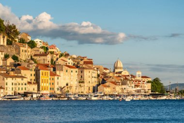 Hırvatistan 'ın Dalmaçya bölgesinde, gün batımında Sibenik' in eski kentinin manzarası. Akdeniz şehri Sibenik 'in ortaçağ kasabalı silueti. UNESCO Dünya Mirasları Listesi.