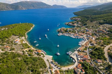 Resimli Fiskardo köyü ve Yunanistan 'ın Kefalonia adasının havadan görünüşü. Geleneksel balıkçı köyü Fiscardo, Cefalonia, Yunanistan 'da yelkenli ve yatlar demirledi.