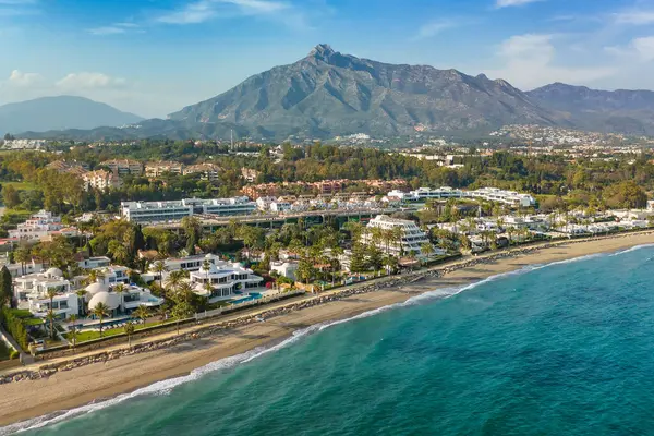 Lüks Marbella tatil köyü, Costa del Sol, Endülüs, İspanya. Popüler lüks ve seçkin Marbella bölgesi, Golden Mile plajı. Pahalı villaların ve otellerin en iyi manzarası