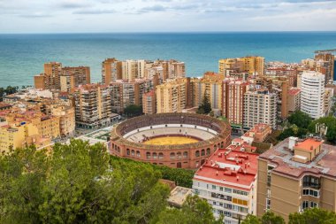 Malaga şehri, Endülüs, İspanya. Malaga 'nın şehir merkezindeki en iyi manzarası Malaga, İspanya' nın Malaga şehrinde bulunan Plaza de Toros de La Malagueta arenasında..