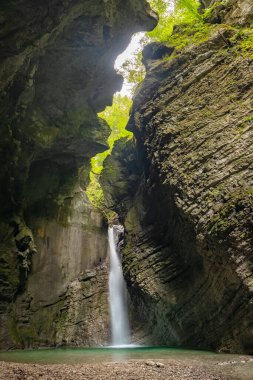 Slovenya Soca Vadisi 'ndeki Kozjak Şelalesi. Triglav Ulusal Parkı 'ndaki güzel Kozjak şelalesi Julian Alps.