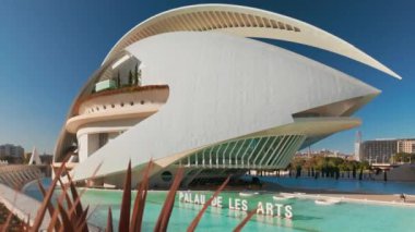 Valencia, İspanya - 9 Nisan 2024: Valencia Sanat ve Bilim Şehri. Kraliçe Sofya Sanat Sarayı 'nın gelecekteki binası. Yavaş çekim görüntüler ortaya çıkıyor
