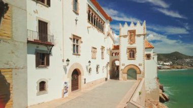 Kosta Brava, Katalonya, İspanya 'daki Sitges sahil kasabasındaki güzel Palau de Maricel. Sitges 'deki Maricel Sarayı' nın yavaş çekim üst görüntüsü. 