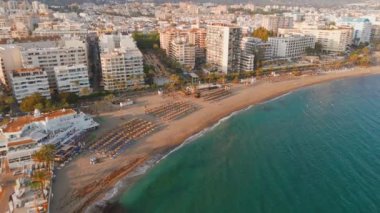 Lüks Marbella tatil köyü, Costa del Sol, Endülüs, İspanya. Popüler lüks ve Marbella 'nın ayrıcalıklı bölgesi. Marbella 'daki Venüs plajının güzel gün batımı manzarası