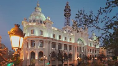 Valencia 'daki Postane Binası, Plaza del Ayuntamiento' da ya da geceleri Belediye Meydanı 'nda. Geceleri Palau de les Comunicacions.