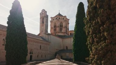 Katalonya, İspanya 'daki Santa Maria de Poblet Kraliyet Manastırı' nın güzel iç bahçesi. Santa Maria de Poblet 'in Reial Monestir' i. İspanya 'daki tarihi Poblet manastırı. Yavaş sabit görüntü