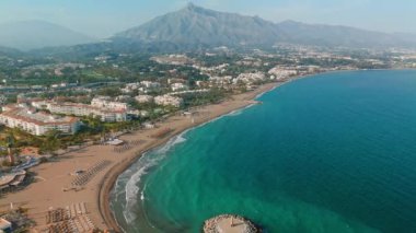 Lüks Marbella tatil köyü, Costa del Sol, Endülüs, İspanya. Popüler lüks ve Marbella 'nın ayrıcalıklı bölgesi. Meşhur İspanyol tatil beldesinin güzel gün batımı manzarası