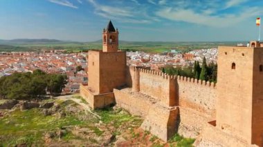 İspanya, Endülüs 'teki Antequera şehrindeki tarihi Alcazaba kalesinin hava manzarası. Eski kasabanın, Katolik kiliselerinin, tarihi binaların ve ortaçağ şatosunun üzerinde uçuyorlar.