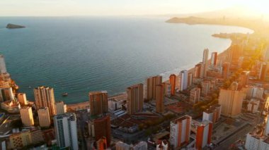 Gün batımında Benidorm şehir manzarası, Valencia Topluluğu, Costa Blanca, İspanya. İspanya 'nın doğu kıyısındaki Benidorm tatil köyünün gökdelenleri.
