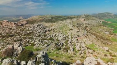 İspanya 'nın Endülüs bölgesindeki Sierra del Torcal sıradağlarındaki Torcal de Antequera doğa koruma alanında Karst manzarası. Arazinin alışılmadık kaya oluşumlarıyla hava aracı görüntüleri.