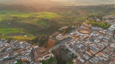 Ronda, İspanya. Günbatımında, İspanya, Endülüs 'te Ronda' daki Guadalevin Nehri üzerindeki Yeni Köprü 'nün havadan görüntüsü. Ünlü UNESCO miras şehri ve Puente Nuevo köprüsü gün batımında