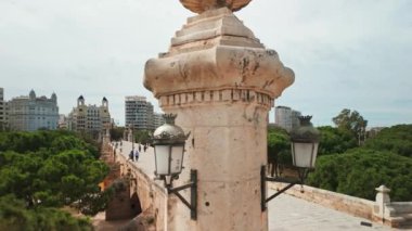 Valencia, İspanya - 8 Nisan 2024 Valencia, İspanya 'da Pont de la Mar Köprüsü. İspanya 'nın Valencia şehir merkezindeki Turia Gardens' taki eski Roma köprüsü. Üst görünüm