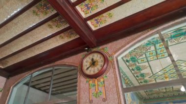 Valencia, İspanya - 8 Nisan 2024: Art Nouveau iç mimarisi 1917 Kuzey İstasyonu, Valencia şehrinin ana tren istasyonu. Tren istasyonunun duvarlarında ve tavanında güzel fayanslar ve mozaikler