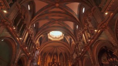 Montserrat, İspanya - 2 Nisan 2024: Basilica de Montserrat 'ın İçi. Yavaş çekim eğimli görüntü. Katalonya, İspanya 'daki Montserrat Manastırı Aziz Benedict Manastırı Manastırı.