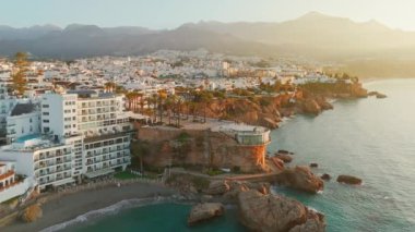 İspanya 'nın Endülüs kentinde gün doğumunda Costa del Sol Akdeniz kıyısındaki Nerja tatil beldesi Balcon de Europa' nın hava manzarası. 