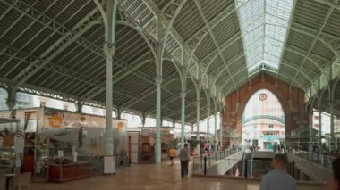 Valencia, İspanya - 8 Nisan 2024: Valencia, İspanya 'daki Mercat de Colon gıda pazarının iç görünümü. Mercado Colon, Valencia 'nın merkezinde bulunan bir kamu pazarıdır. Yavaş görüntüleme