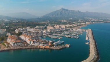 Lüks Marbella tatil köyü, Costa del Sol, Endülüs, İspanya. Popüler lüks ve seçkin Marbella bölgesi, Golden Mile plajı. Puerto Banus Körfezi 'nin üst manzarası