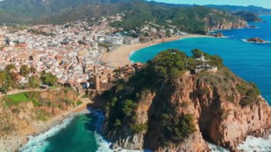İspanya 'nın Katalonya kıyısındaki Costa Brava Akdeniz kıyısındaki muhteşem Tossa de Mar kasabası. Turkuaz renkli suyu olan güzel bir sahil ve yaz boyunca Katalonya 'da Tossa de Mar kalesi..