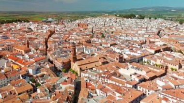 İspanya, Endülüs 'teki Antequera şehrinin tarihi merkezinin havadan görünüşü. Eski kasabanın, Katolik kiliselerinin, tarihi binaların ve ortaçağ Alcazaba kalesinin üzerinde uçuyorlar..