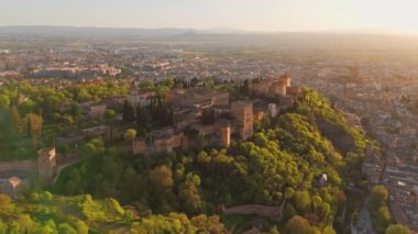 Granada, Endülüs, İspanya 'da günbatımında tarihi Alhambra sarayının hava manzarası. Bu güzel akşamda eski Arap kalesi Alhambra 'da. Granada şehir manzarasının hava aracı görüntüleri.