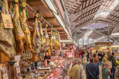 Valencia, İspanya - 9 Nisan 2024 Valencia Merkez Pazarı 'nda geleneksel haç dükkanı, Mercat Central' da jamon iberico. Siyah bacaklı domuz eti, geleneksel İspanyol eti..