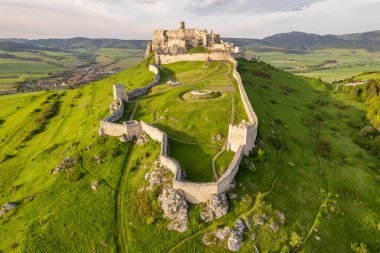 Spis kalesinin gündoğumunda hava görüntüsü, Unesco Dünya Mirası Bölgesi, Slovakya. Spissky Hrad ortaçağ kalesi. Slovakya 'nın Spisske Podhradie kasabasındaki Yedek Kale.