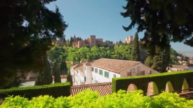 Granada, Endülüs, İspanya 'daki Carmen de la Victoria bahçesinden tarihi Alhambra sarayının güzel manzarası. Eski Arap kalesi Alhambra. Yavaş çekim, sabit kamera görüntülerini ortaya çıkarıyor