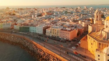 Cadiz, Endülüs, İspanya 'da günbatımında Santa Cruz Katedrali ve Atlantik okyanus kıyısının hava manzarası. 