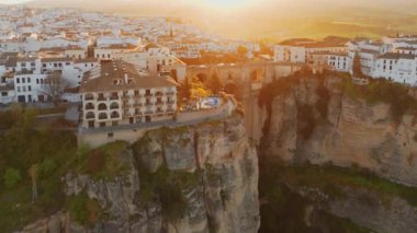 Ronda, İspanya. Gündoğumunda İspanya, Endülüs 'te Ronda' daki Guadalevin Nehri üzerindeki Yeni Köprü 'nün havadan görünüşü. Ünlü UNESCO miras şehri ve Puente Nuevo köprüsü gün batımında