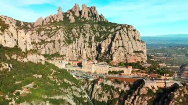 Montserrat Dağı 'nın Barcelona, Katalonya, İspanya' daki Santa Maria de Montserrat manastırının havadan görünüşü. Montserrat Manastırı 'nın insansız hava aracı görüntüsü. Saint Benedict Manastırı' nın manastırı.