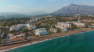 Lüks Marbella tatil köyü, Costa del Sol, Endülüs, İspanya. Popüler lüks ve seçkin Marbella bölgesi, Golden Mile plajı. Pahalı villaların ve otellerin en iyi manzarası