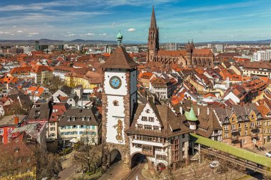 Almanya 'daki Freiburg im Breisgau şehrinin havadan görüntüsü. Eski Freiburg kasabasının görkemli Gotik katedrali ve tarihi binaları..