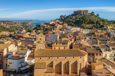 İspanya 'nın Katalonya bölgesindeki Akdeniz kıyısındaki Costa Brava kıyısındaki Begur kasabası. Ortaçağ Begur Kalesi, Katalan Kilisesi ve tarihi binaların havadan görünüşü