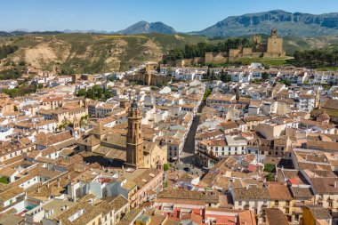 İspanya, Endülüs 'teki Antequera şehrinin tarihi merkezinin havadan görünüşü. Eski kasabanın, Katolik kiliselerinin, tarihi binaların ve ortaçağ Alcazaba kalesinin üzerinde uçuyorlar..