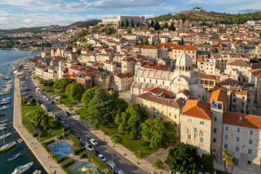 Hırvatistan 'ın Dalmaçya kentindeki Sibenik eski kentinde gün batımında Saint James Katedrali' nin hava manzarası. Hırvatistan 'ın ünlü tarihi ve turistik kasabası. UNESCO Dünya Mirasları Listesi.