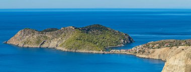 Yunanistan 'ın İyon Denizi' ndeki Cefalonia adasındaki Assos adlı güzel ve renkli geleneksel balıkçı köyünün panorama manzarası. Yunanistan 'ın Kefalonia kentindeki Assos Yarımadası