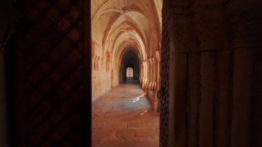 İspanya, Katalonya 'daki Santa Maria de Poblet Kraliyet Manastırı' nın ortaçağ arşivi. Santa Maria de Poblet 'in Reial Monestir' i. İspanya 'daki tarihi Poblet manastırı. Yavaş sabit görüntü