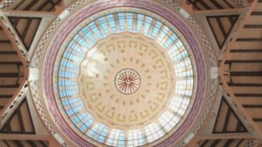 Valencia, İspanya - 9 Nisan 2024 Mercado Merkez Kubbesi. Valensiyalı Art Nouveau 'nun ana eserlerinden biri. Valencia, İspanya 'daki Merkez Pazarı' nın güzel tavanı